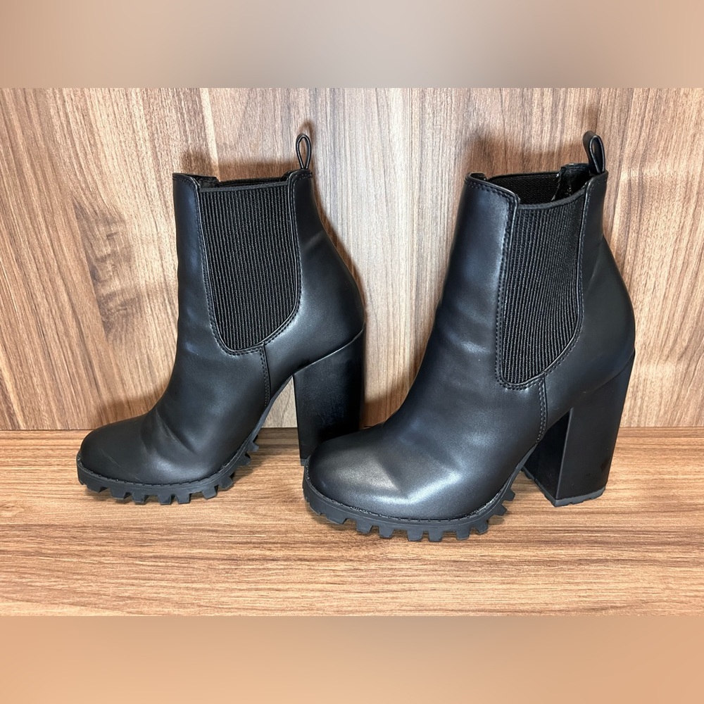 Steve Madden Women's Black Gore Chelsea Leather Boots
